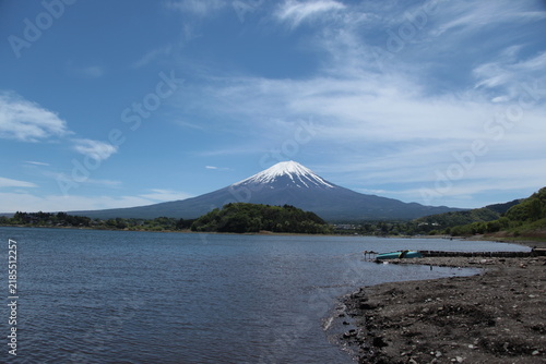 河口湖から望む凛々しい富士山の美景