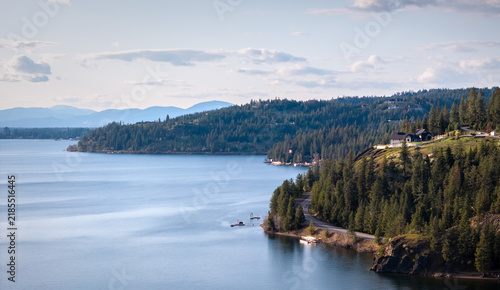Foto Elevated view of blue mountain lake near Coeur d'Alene in the Idaho panhandle wi