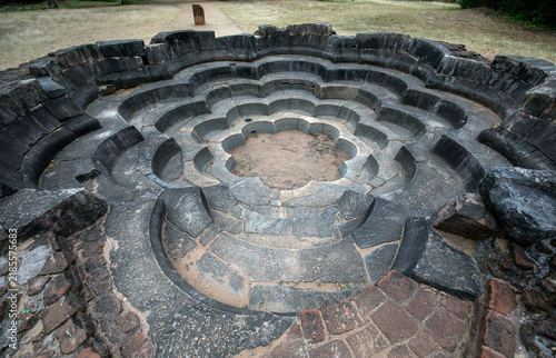 Foto The stone carved Lotus Pond at the ancient site of Polonnaruwa in Sri Lanka