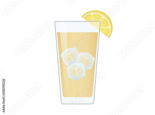 Glas Limonade mit Eiswürfeln und Zitronenscheibe