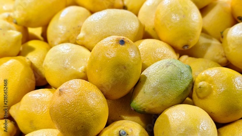 Bild auf Leinwand a vibrant, densely packed pile of fresh lemons