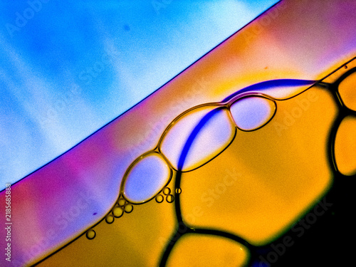 Konstfotografi Abstract macro photography of oil and water featuring golden bubbles and purple gradients for elegant artistic design and wallpaper