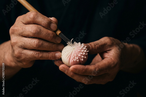 Obraz w ramie 紅白の生地に細工鋏を入れて繊細な菊花を表現する伝統の技