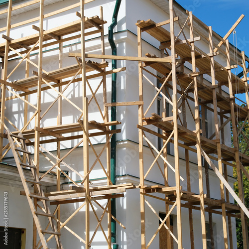 Foto Wooden scaffolding and ladder around building exterior during renovation