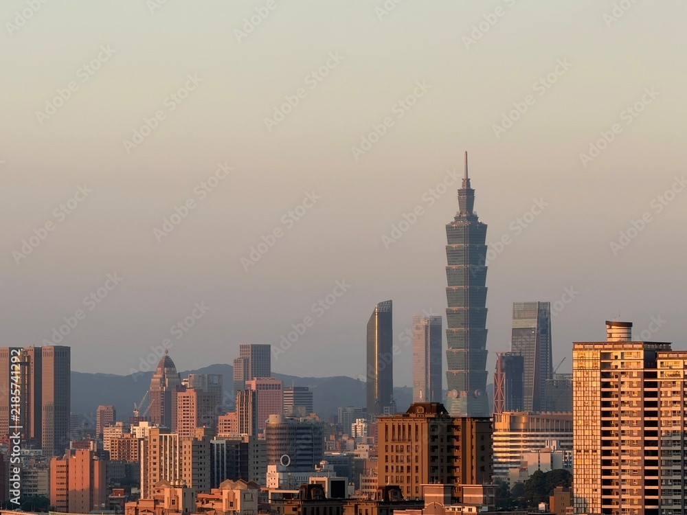 Obraz premium Taipei 101 skyscraper and city skyline glowing at golden hour, Taiwan