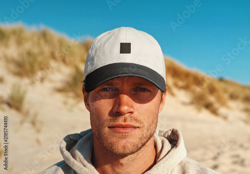 Plakat w ramie Man at the beach wearing a blank cap Mockup. Generative ai