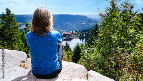 Wanderin blickt zum Mummelsee und die umliegenden Schwarzwaldhöhen