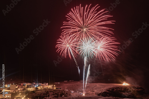 Fotografie Espectáculo de fuegos artificiales iluminando el cielo nocturno de Ajuy
