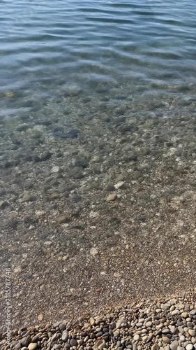 浅瀬の小石とさざ波 シームレスループ動画背景 9:16 4K