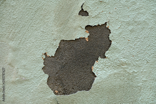 Peinture et enduit cloqué sur mur en ciment suite à de l'humidité