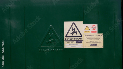 Cuadro en lienzo High voltage danger of death warning sign on green electrical utility cabinet