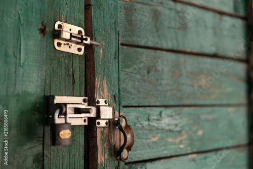 Foto old lock on a door