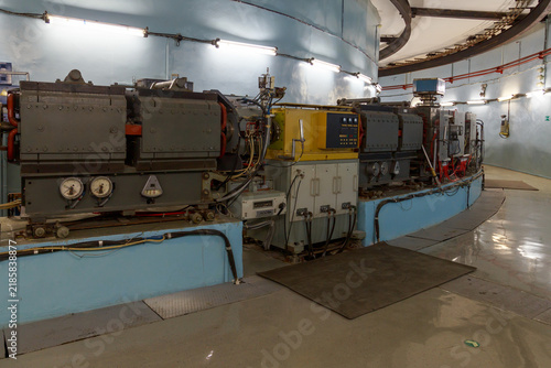 Cuadro en lienzo Specialized scientific equipment for high-energy research.