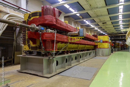 Cuadro en lienzo A synchrotron is a type of resonant cyclic charged-particle accelerator