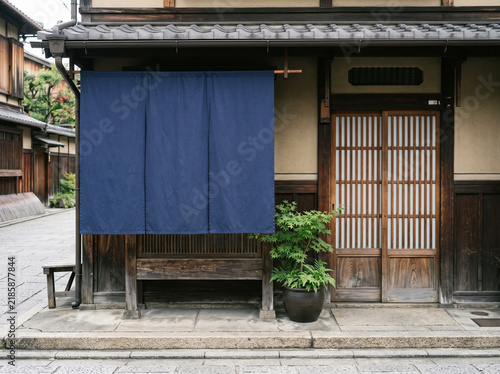 そば屋の暖簾と格子戸の店先 余白 コピースペース