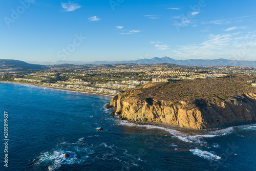 Foto Aerial view of the rugged coastal cliffs at Strands Beach in Dana Point, Califor