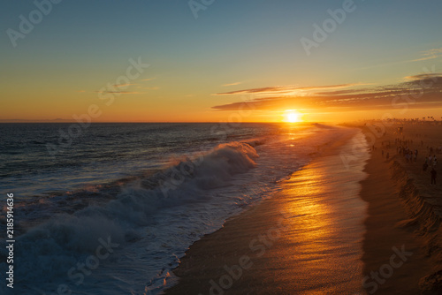 Fotografía Golden sunset over Newport Beach, California, with powerful Pacific Ocean waves