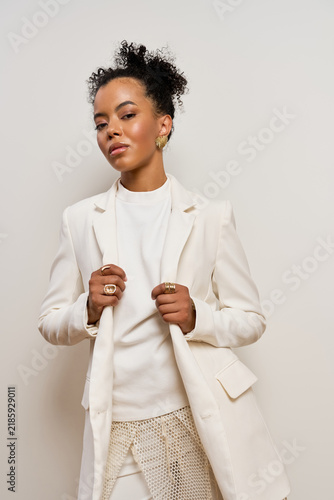 Quadro su tela Elegant young woman showcasing contemporary fashion in a stylish setting