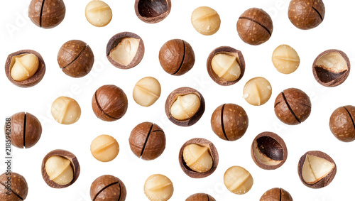 Obraz na płótnie Whole and shelled macadamia nuts scattered, isolated on transparent background