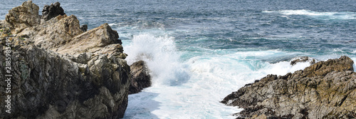 Cuadro en lienzo Wide panoramic seascape of powerful Pacific surf crashing between dramatic rock formations along the rugged California coastline