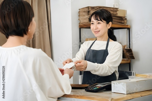 Naklejka 店のレジで会計をする店員と客