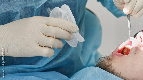 Foto Close-up dental examination with dentist using silicone mouthpiece and dental mi