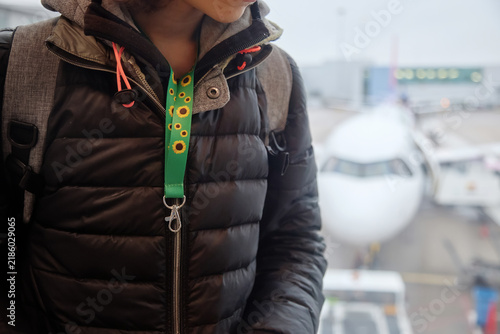 Quadro su tela Passenger wearing sunflower lanyard for hidden disability assistance at airport
