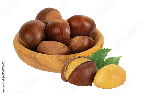 Bild auf Leinwand chestnut in wooden bowl isolated on white background wit full depth of field
