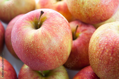 Äpfel lose auf Weiß