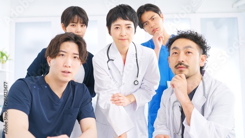 Fototapeta 難しい表情でカメラを見つめる医師と看護師の医療チーム