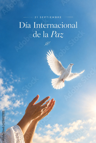 Cartel del 21 de septiembre, Día Internacional de la Paz, con manos liberando una paloma blanca hacia el cielo azul, símbolo de libertad, esperanza, unión, armonía y convivencia mundial