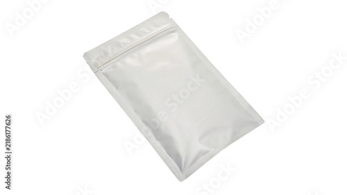 Foto Blank rectangular white or silver metallic foil sachet packaging template isolat