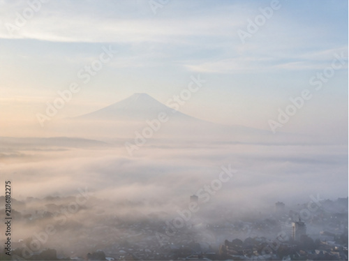 Plakat 天気,天候,気象,天気予報,気象予報,晴れ,曇り,雨,雪,台風,雷,豪雨,猛暑,寒波,気温,湿度,降水確率,風,強風,空,雲,青空,雨雲,太陽,傘,天気アプリ,スマートフォン,気象情報,週間予報,今日の天気,明日の天気,気象庁,防災,災害,異常気象,気候変動,季節,春,夏,秋,冬,外出,通勤,旅行,生活情報,気象観測,予報,写真素材,自然