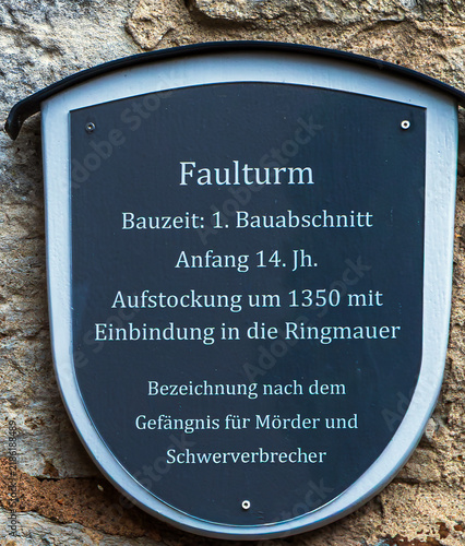 Canvastavla Rothenburg ob der Tauber, Bavaria, Germany-May 25, 2025; Commemorative plaque on the Faulturm (Tower of Sin or Guilt), a historic defensive tower built in the early 14th century