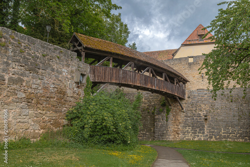 Rothenburg ob der Tauber, Germany: Wooden covered pedestrian bridge (Gedeckte Brücke) and medieval defensive wall (Stadtbefestigung) located next to the Spitaltor gate and bastion (Spitaltorbastei).