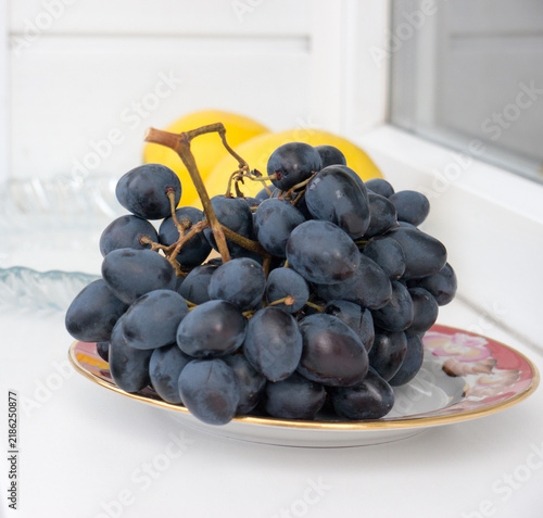 Black grapes and two lemons.