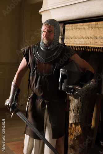 Foto Medieval knight holding helmet