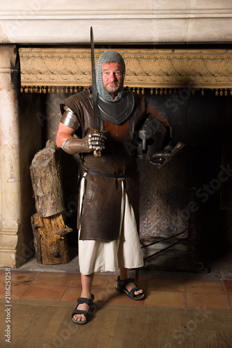 Foto Medieval knight holding helmet