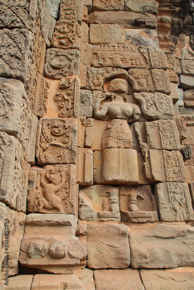 Fototapeta premium ruined hindu and buddhist khmer temple (bakong) at angkor in siem reap in cambodia 