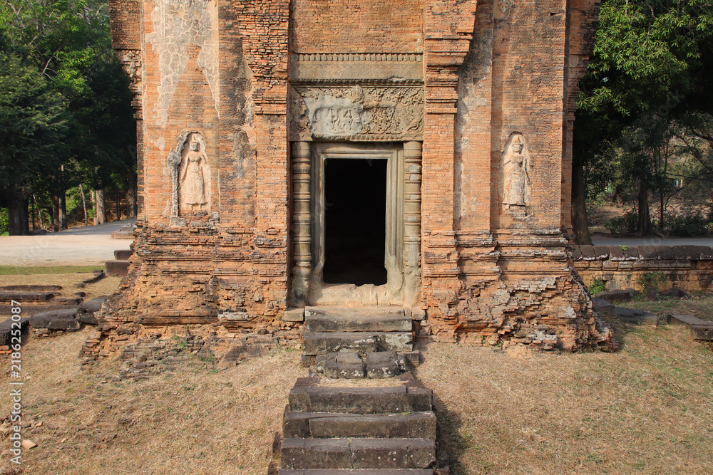 Obraz premium ruined hindu and buddhist khmer temple (bakong) at angkor in siem reap in cambodia 