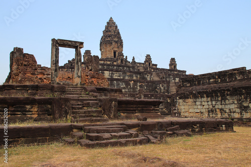 Foto ruined hindu and buddhist khmer temple (bakong) at angkor in siem reap in cambod