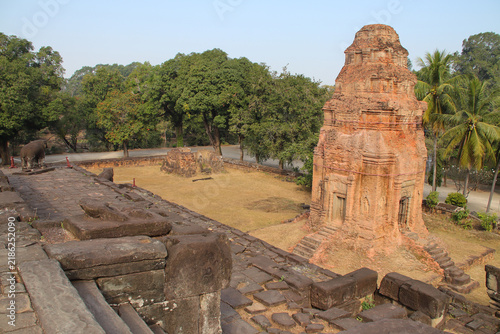 Canvas Print ruined hindu and buddhist khmer temple (bakong) at angkor in siem reap in cambod