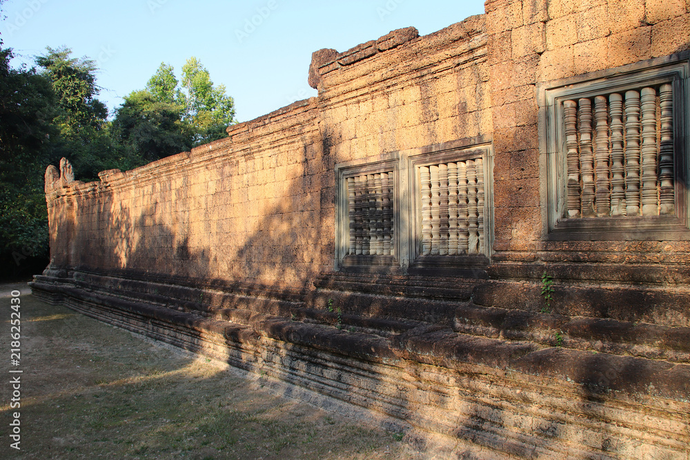 Fototapeta premium ruined buddhist and hindu khmer temple (banteay samre) in angkor in siem reap in cambodia 