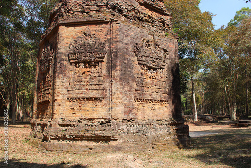 Фотография ruined hindu temple at sambor prei kuk in the kampong thom province in cambodia