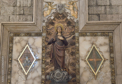 Canvas Print Religious Sculpture and Marble Cross in Barcelona Church