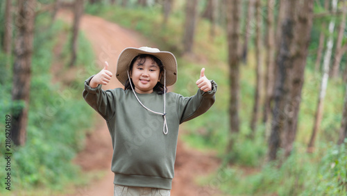 Foto Close-up of a cheerful young girl giving a double thumbs up