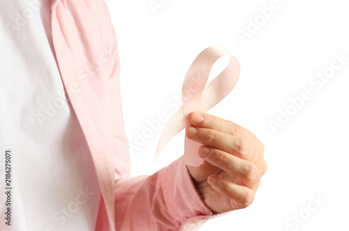 Foto Woman holding pink ribbon symbol for breast cancer awareness month ideal for hea