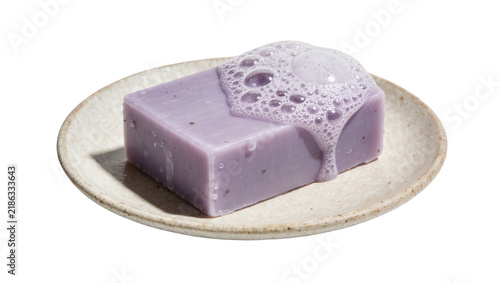Foto Purple lavender soap bar with foam and bubbles on a ceramic dish, isolated on tr