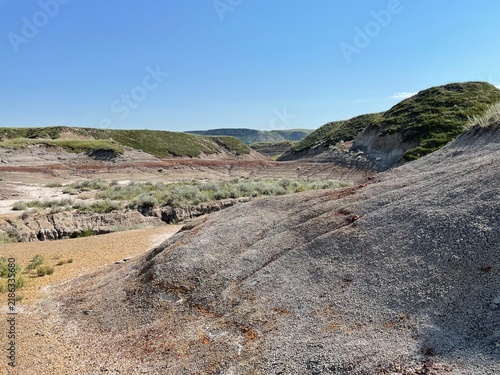 Fotografía Eroded Badlands Hills and Rock Layers in Drumheller, Alberta, Canada