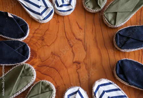 Canvastavla Cadre en cercle d espadrilles en toile sur table en bois avec espace de copie au